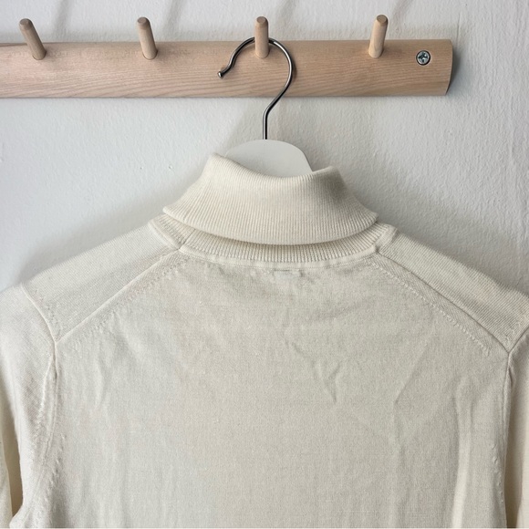 Creme Colored 100% Merino Wool Turtle Neck UNIQLO Size Small/6 - Picture 3 of 5